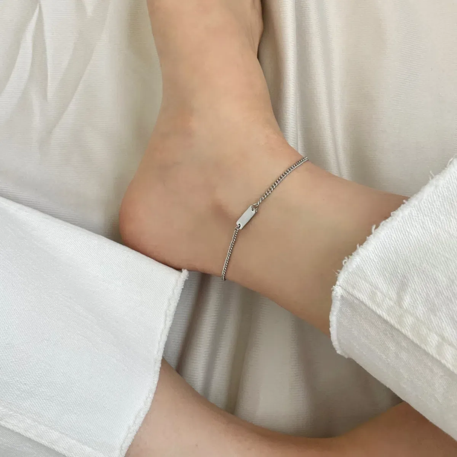 Браслет на ногу с миниатюрной подвеской-стиком из хирургической стали