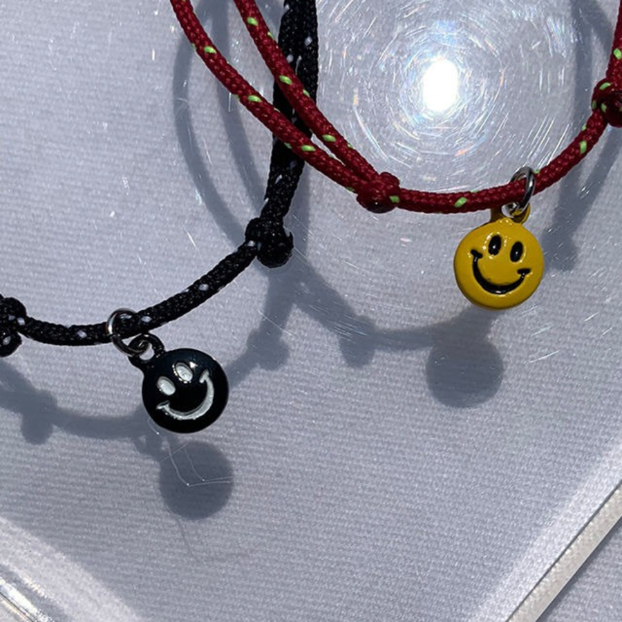 Браслет на ногу с подвеской-смайликом и горошком