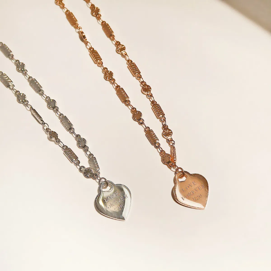 Браслет на ногу с подвеской-сердечком с гравировкой из хирургической стали (2 цвета)