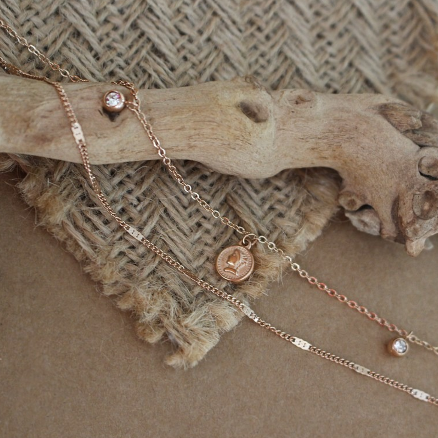 Браслет на ногу с барельефной монетой и подвеской с кубиком циркония из хирургической стали