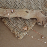 Браслет на ногу с барельефной монетой и подвеской с кубиком циркония из хирургической стали