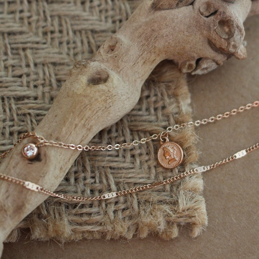 Браслет на ногу с барельефной монетой и подвеской с кубиком циркония из хирургической стали