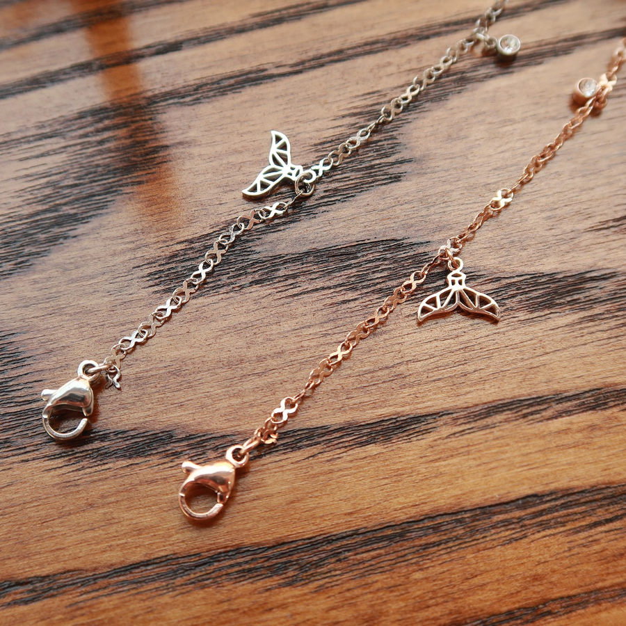 Браслет на ногу с подвеской в виде хвоста дельфина и кристаллом из хирургической стали