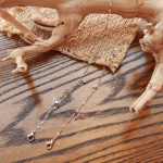 Браслет на ногу с подвеской в виде хвоста дельфина и кристаллом из хирургической стали