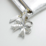 Silver Ribbon Charm Card Pouch — изящный блеск и удобство на каждый день