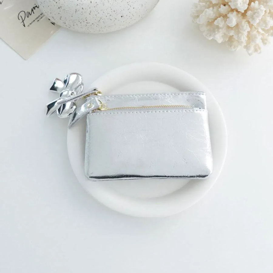 Silver Ribbon Charm Card Pouch — изящный блеск и удобство на каждый день