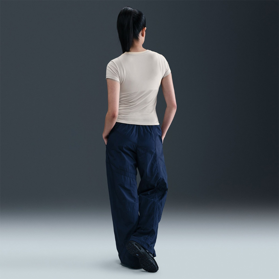 Nike Sportswear Women’s Slim Fit Graphic T-Shirt