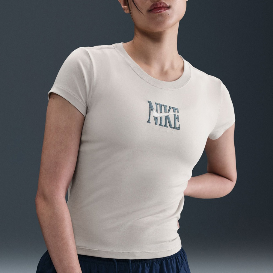 Nike Sportswear Women’s Slim Fit Graphic T-Shirt