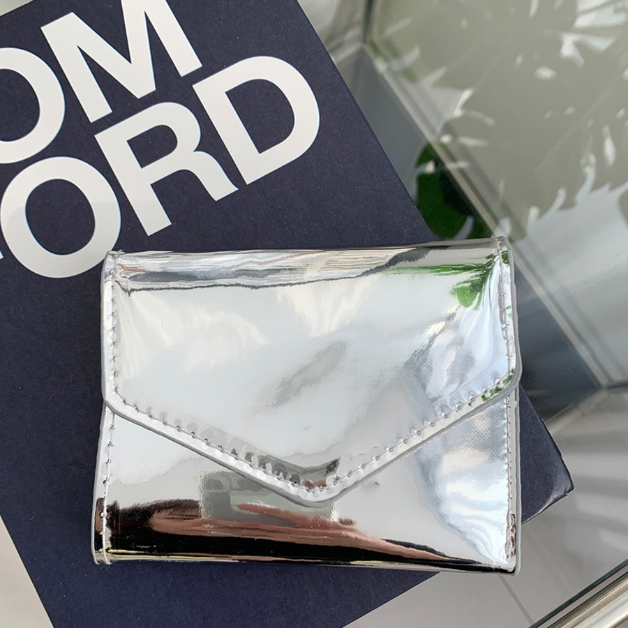 Enamel Glossy Slim Card Wallet — минимализм с глянцевым акцентом в стиле Y2K