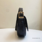Komoni Mini Crossbody & AirPods Bag — компактность, стиль и удобство каждый день