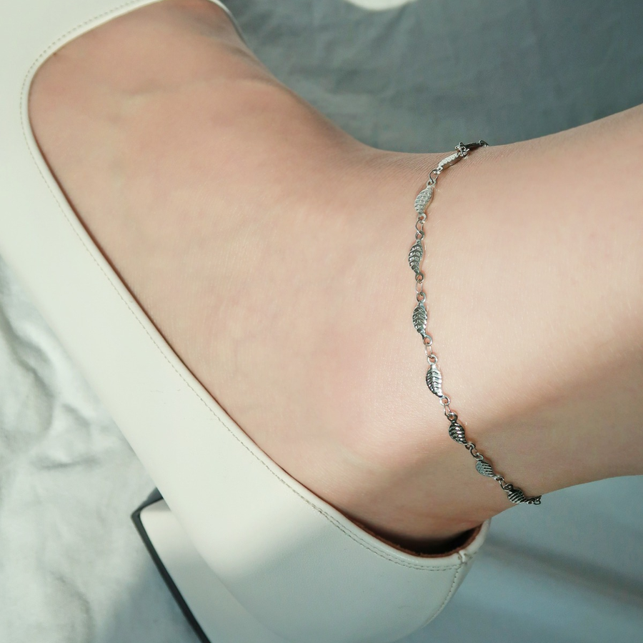 Серебряный браслет на ногу с подвесками в виде листьев