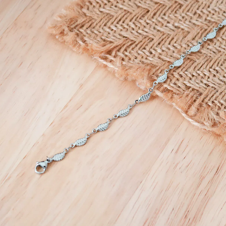 Серебряный браслет на ногу с подвесками в виде листьев