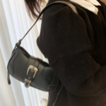 Lolong 38 Buckle Shoulder & Crossbody Bag — стильная геометрия и повседневный комфорт