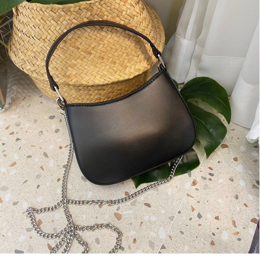 Tabi 02 Mini Shoulder Bag Chain Crossbody — минимализм с изюминкой