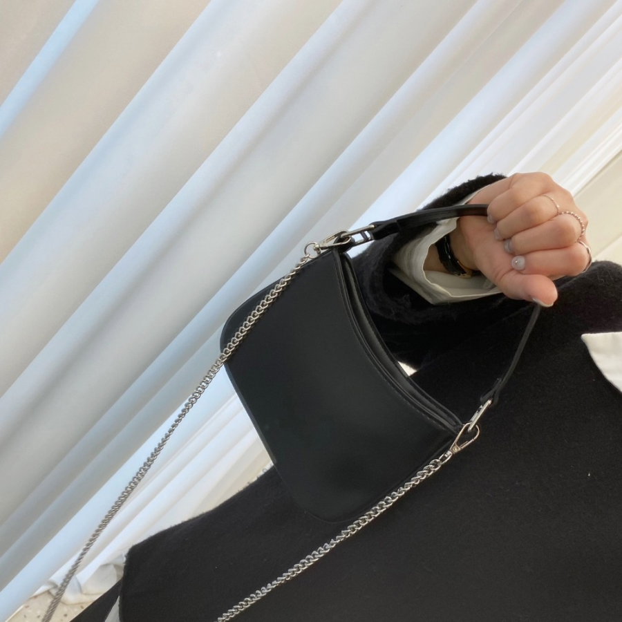 Tabi 02 Mini Shoulder Bag Chain Crossbody — минимализм с изюминкой