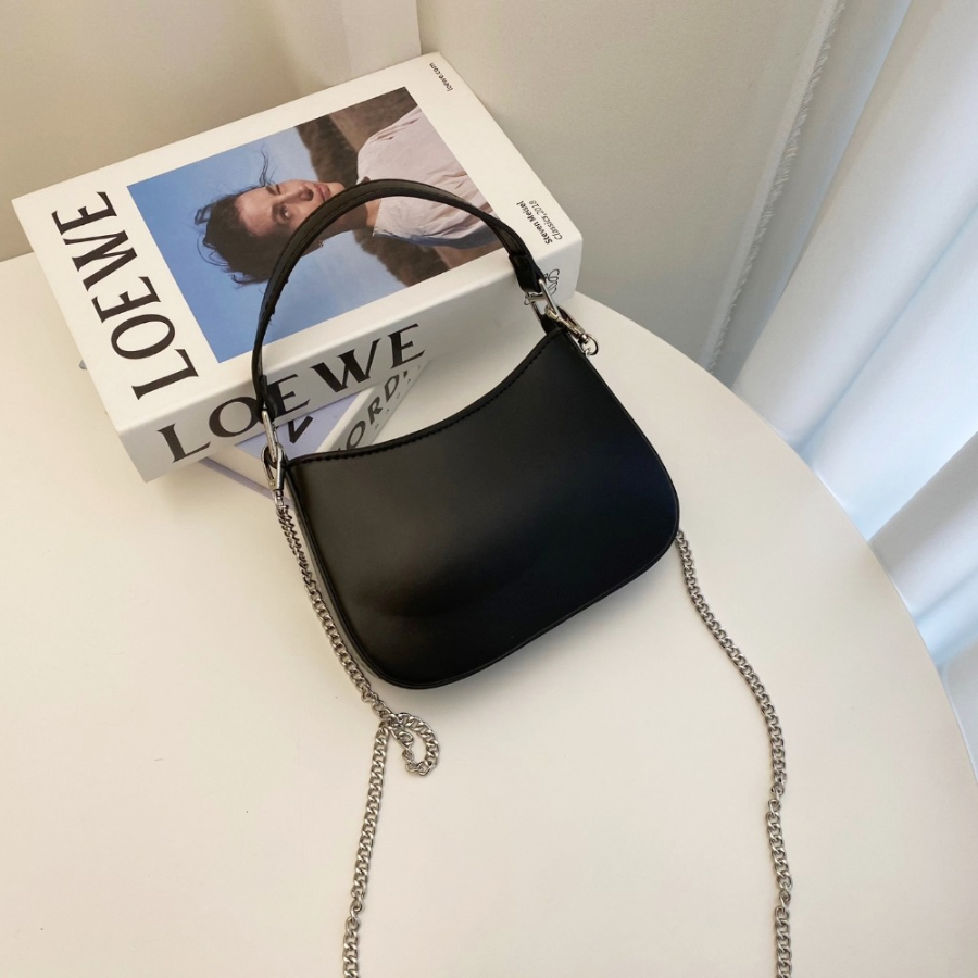 Tabi 02 Mini Shoulder Bag Chain Crossbody — минимализм с изюминкой