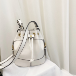 Yarn Drawstring Shoulder & Crossbody Bag — лёгкость формы и естественный стиль