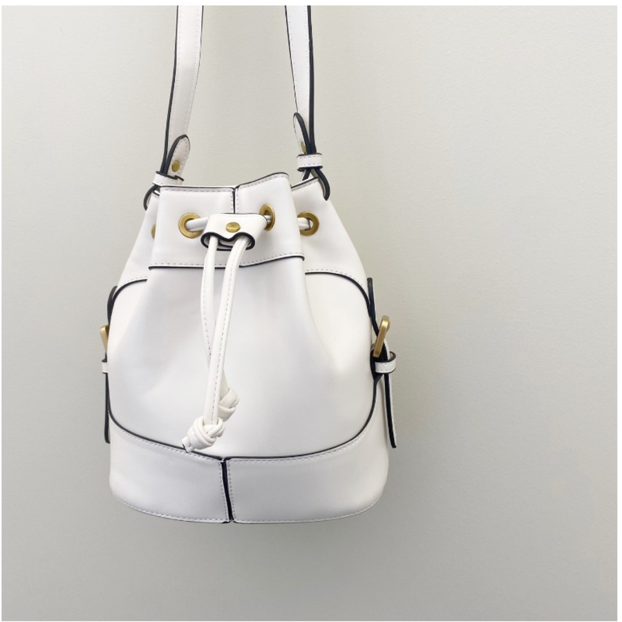 Yarn Drawstring Shoulder & Crossbody Bag — лёгкость формы и естественный стиль