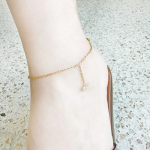 Серебряный браслет на ногу с подвеской в виде банта и кубическим цирконием