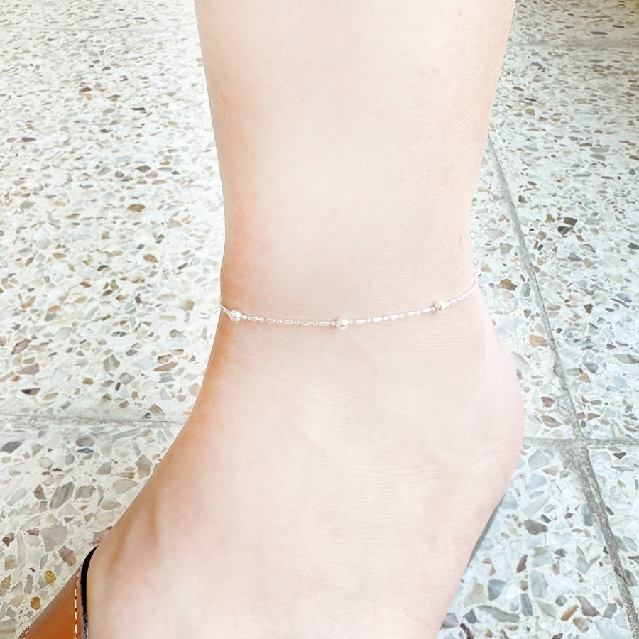 Серебряный браслет на ногу с шариками и квадратной цепочкой из серебра 925 пробы