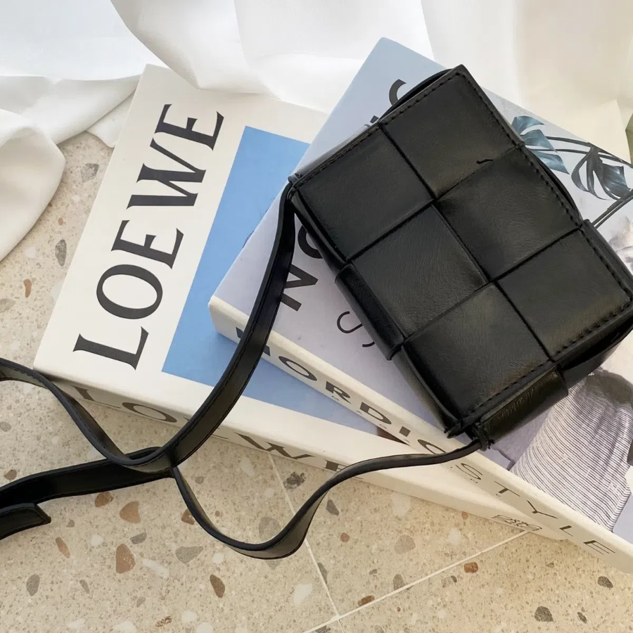 Momini Woven Grid Crossbody Bag — текстурный акцент в повседневном стиле