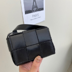 Momini Woven Grid Crossbody Bag — текстурный акцент в повседневном стиле