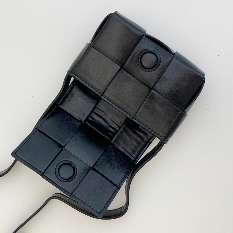 Momini Woven Grid Crossbody Bag — текстурный акцент в повседневном стиле