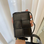 Momini Woven Grid Crossbody Bag — текстурный акцент в повседневном стиле