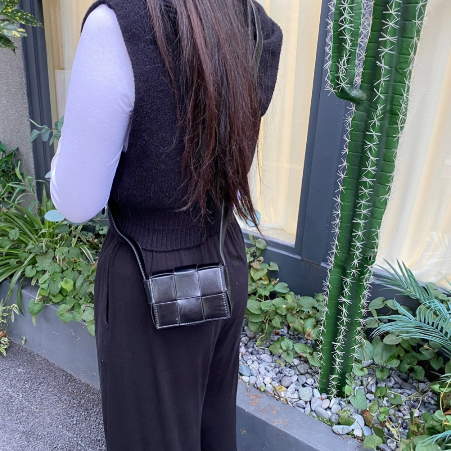 Momini Woven Grid Crossbody Bag — текстурный акцент в повседневном стиле