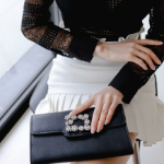 Jewel Clutch Bag — сияющий акцент для особых случаев