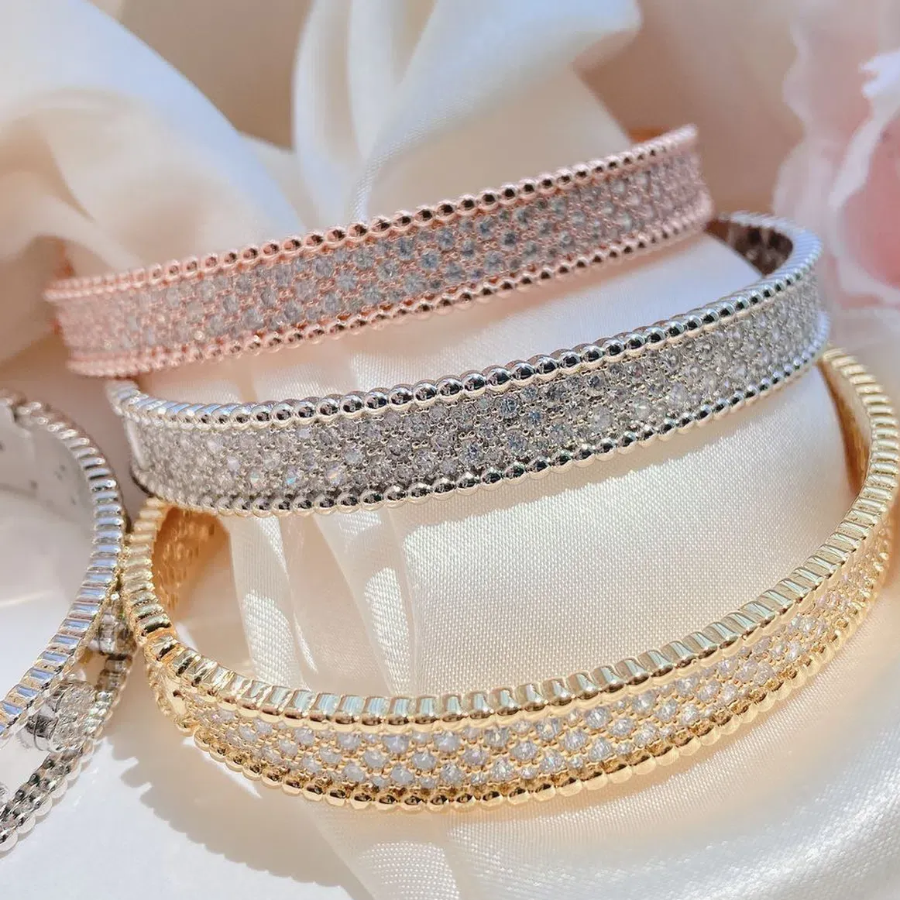 Браслет-бэнгл с цирконами по всей поверхности