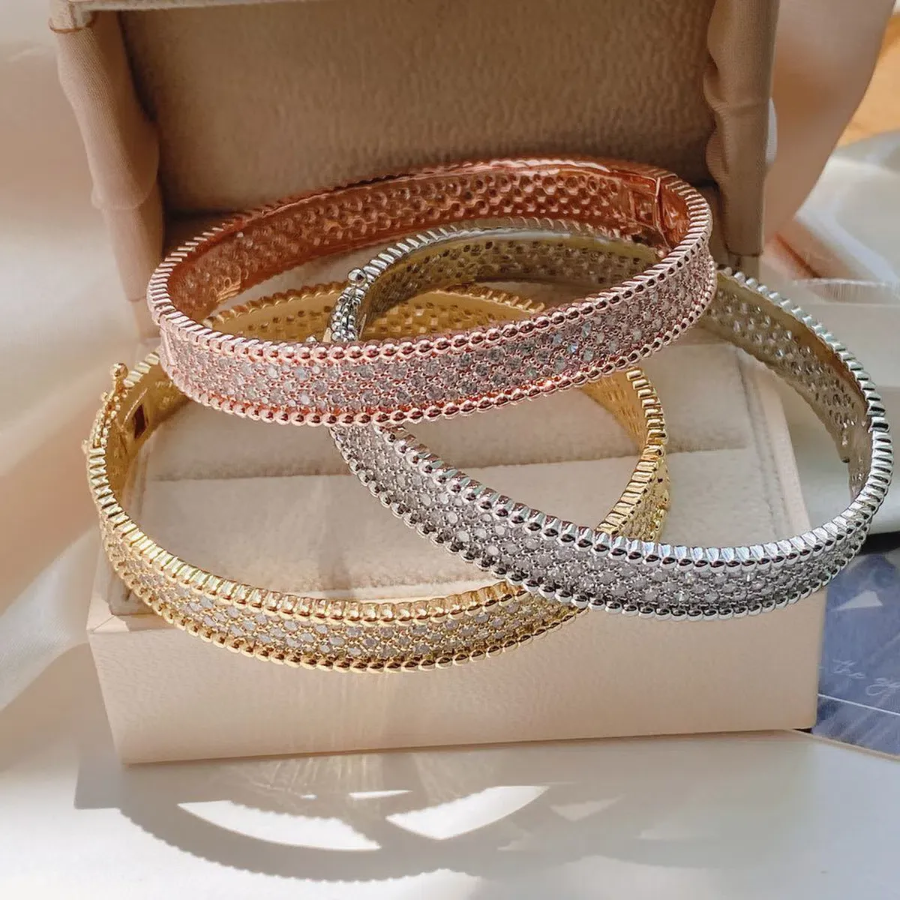 Браслет-бэнгл с цирконами по всей поверхности