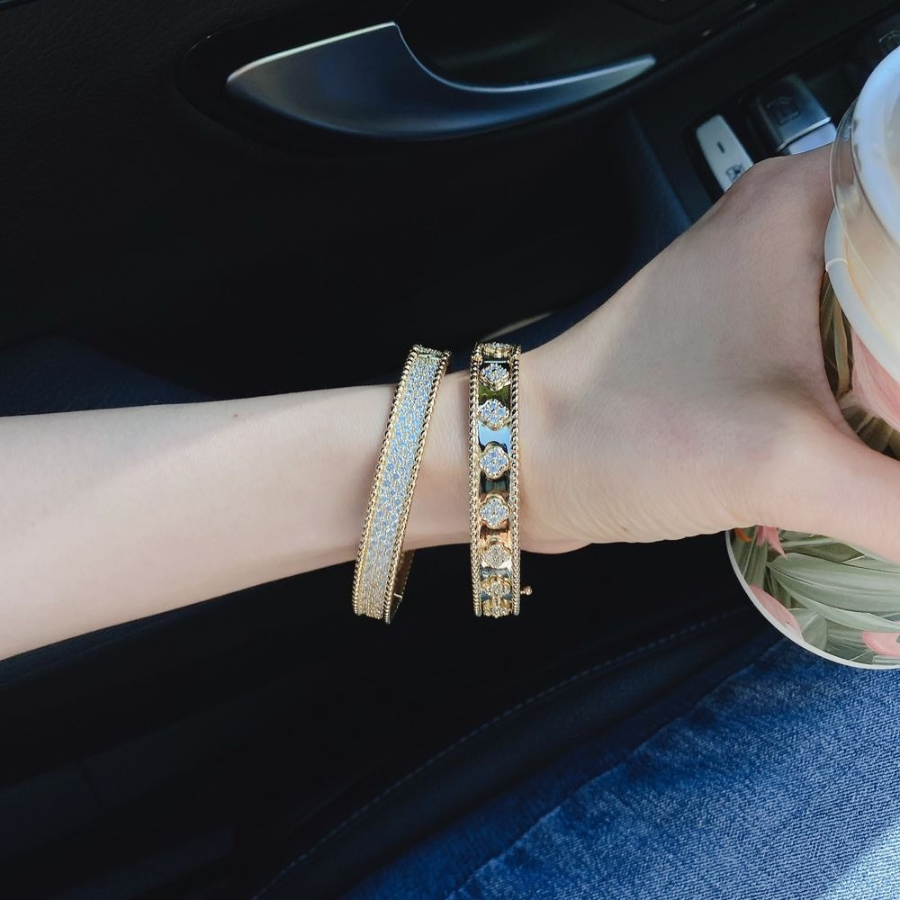 Браслет-бэнгл с цирконами по всей поверхности