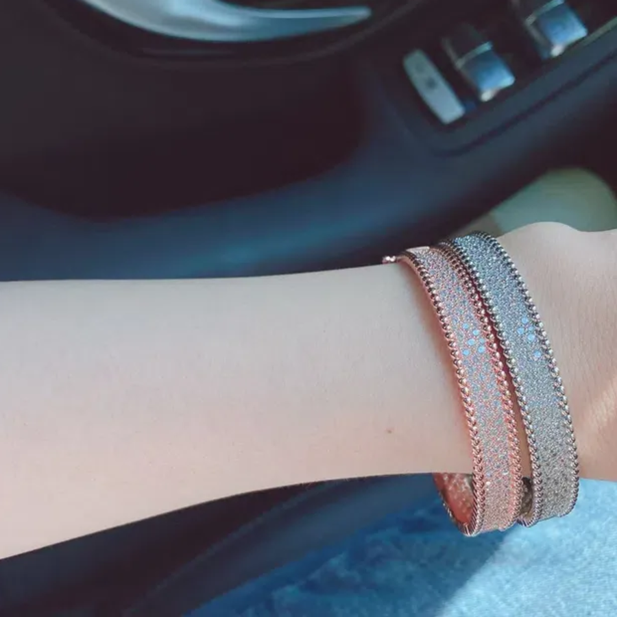 Браслет-бэнгл с цирконами по всей поверхности