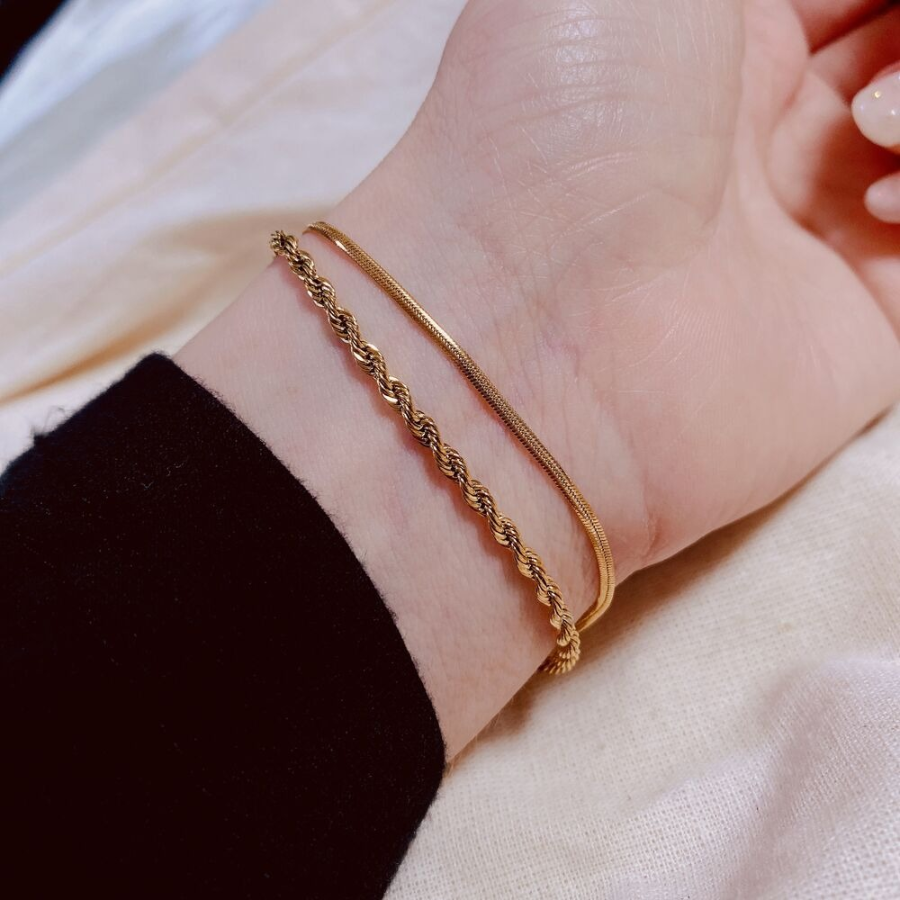 Браслет с двойной цепочкой: скрученная верёвка и змейка