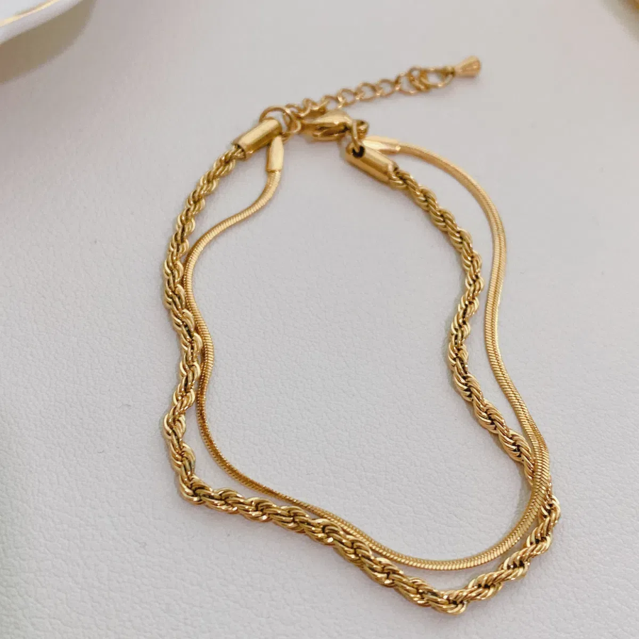 Браслет с двойной цепочкой: скрученная верёвка и змейка