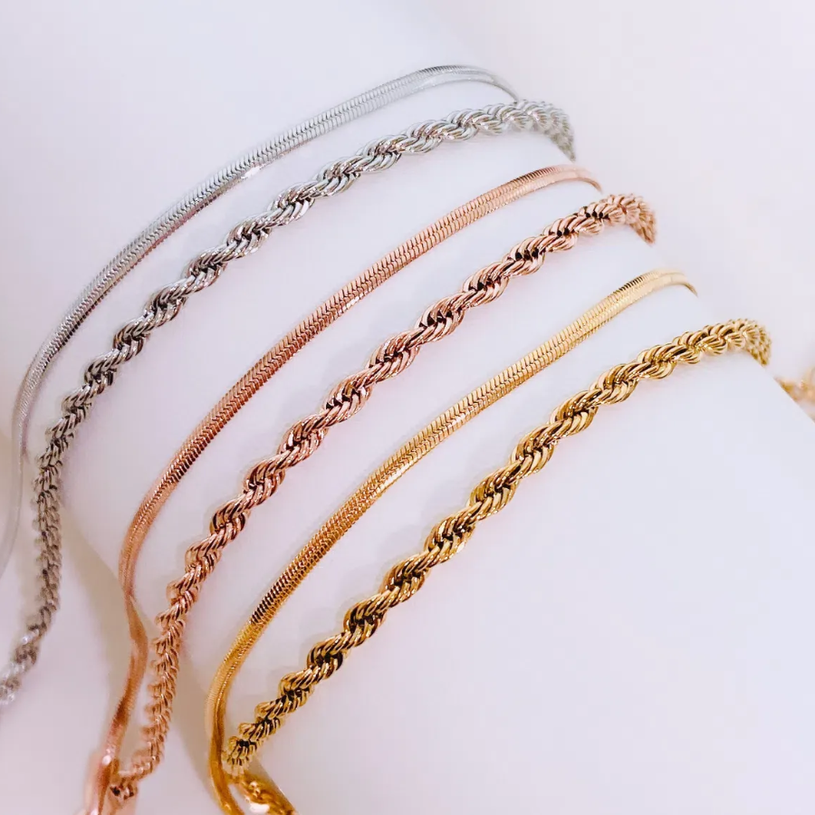 Браслет с двойной цепочкой: скрученная верёвка и змейка