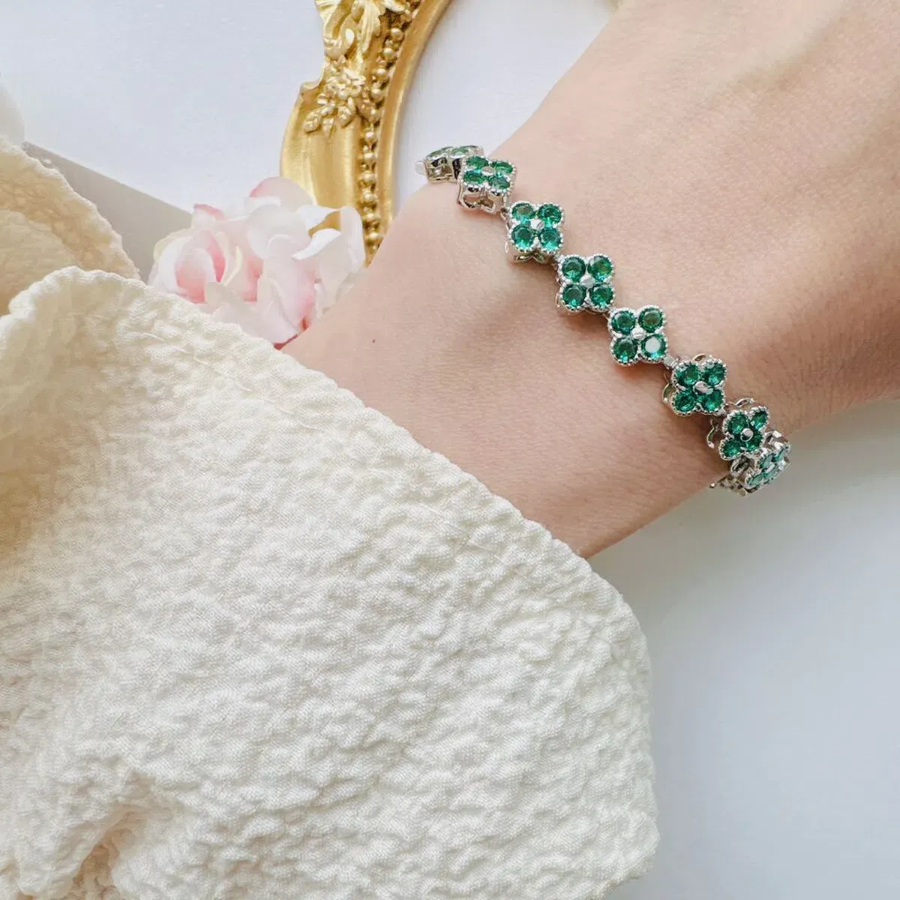 Браслет-теннис с зелёными кубическими цирконами и четырёхлистным клевером из хирургической стали