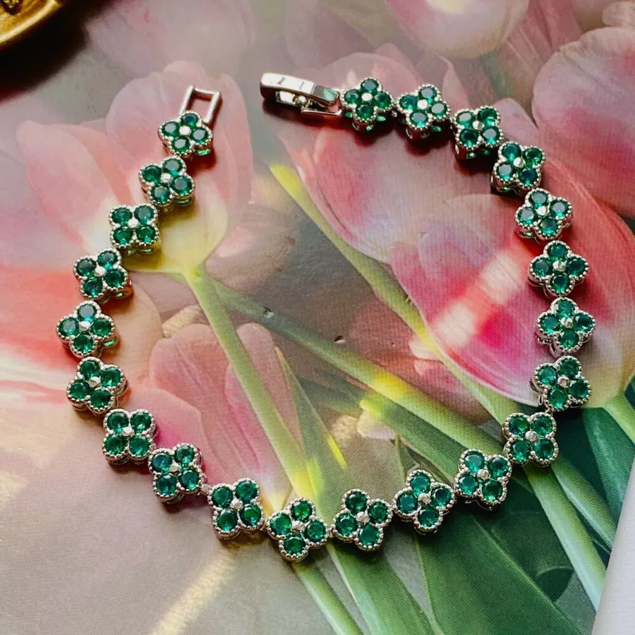 Браслет-теннис с зелёными кубическими цирконами и четырёхлистным клевером из хирургической стали