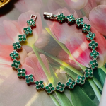 Браслет-теннис с зелёными кубическими цирконами и четырёхлистным клевером из хирургической стали