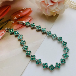 Браслет-теннис с зелёными кубическими цирконами и четырёхлистным клевером из хирургической стали