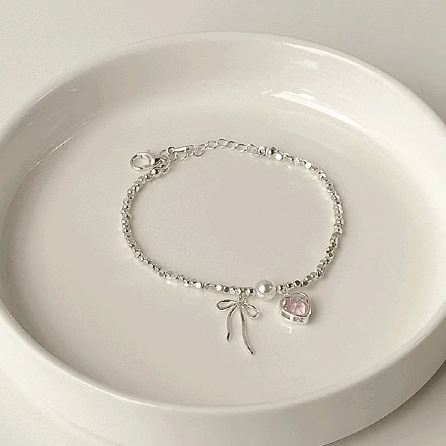 Браслет с сердцем, жемчугом и бантом из латуни