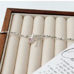 Браслет с сердцем, жемчугом и бантом из латуни