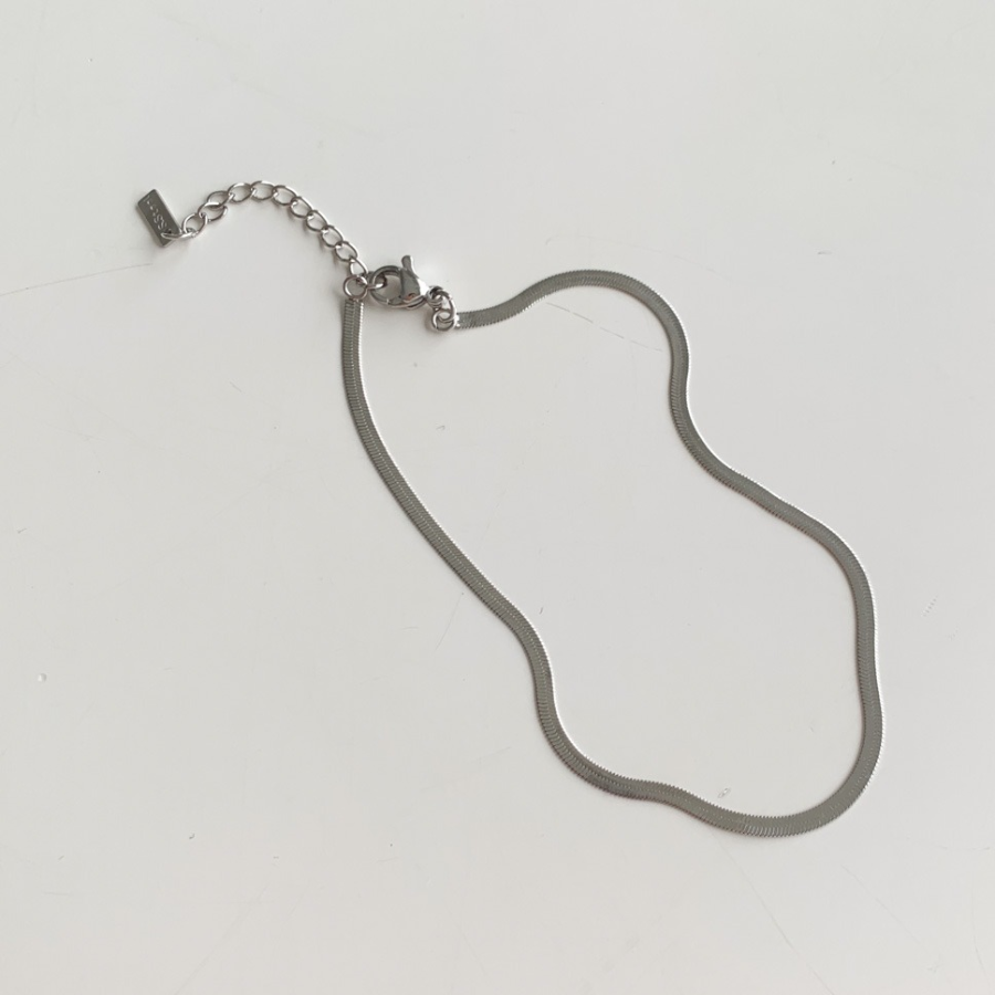 Браслет на ногу с плоской цепочкой-змейкой из хирургической стали