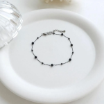 Браслет на ногу с круглыми черными бусинками и элементами из хирургической стали