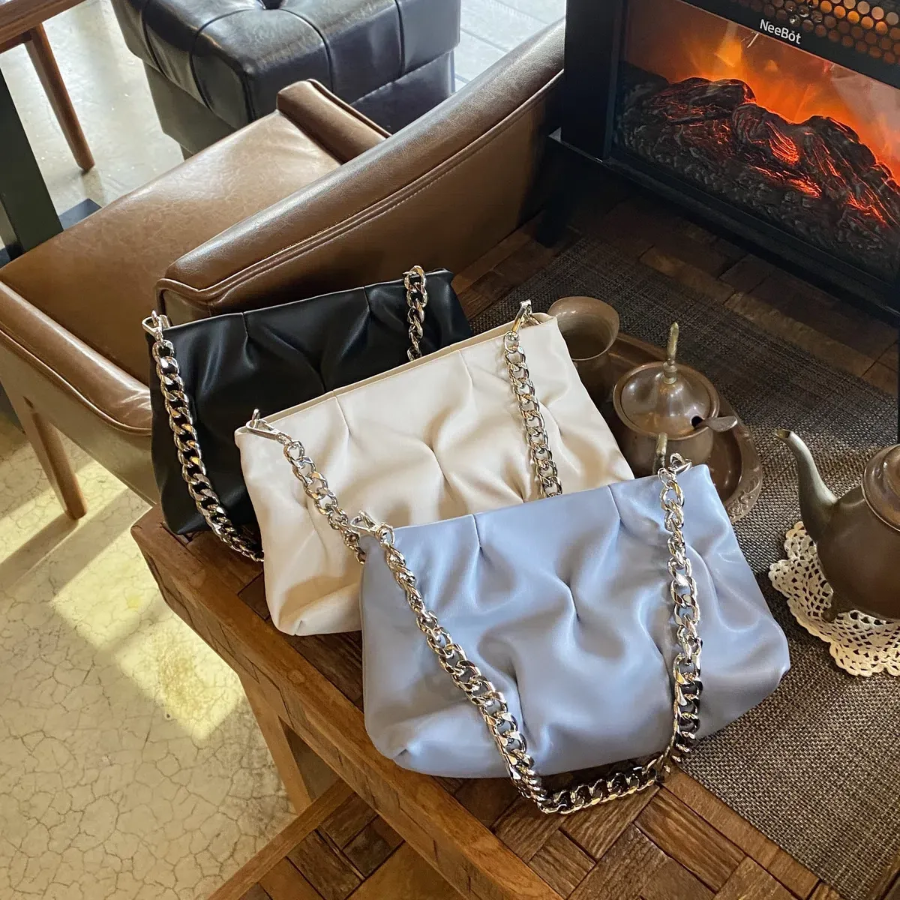 Pleated Shirring Silver Chain Bag — сияющий акцент с мягкой текстурой