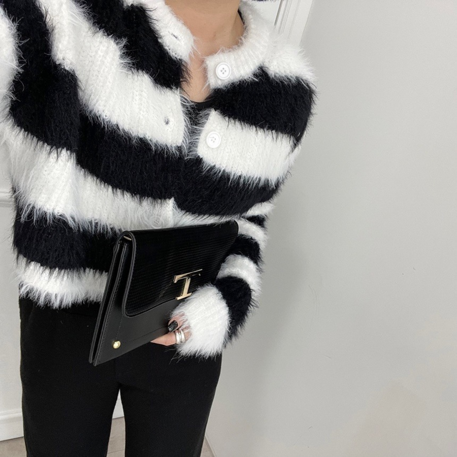 Nine Lettering Simple Clutch — лаконичность и стиль на каждый день