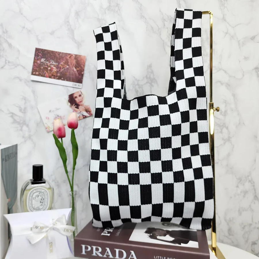 Check Knit Mini Handbag — уютный акцент в повседневном образе