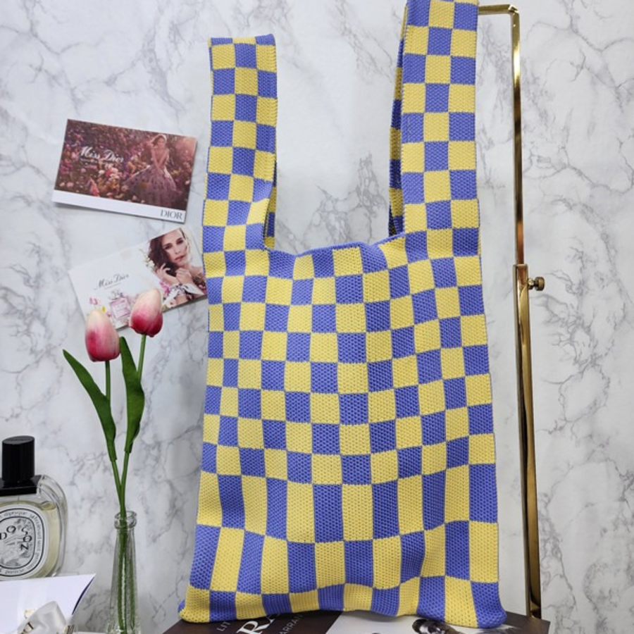 Check Knit Mini Handbag — уютный акцент в повседневном образе