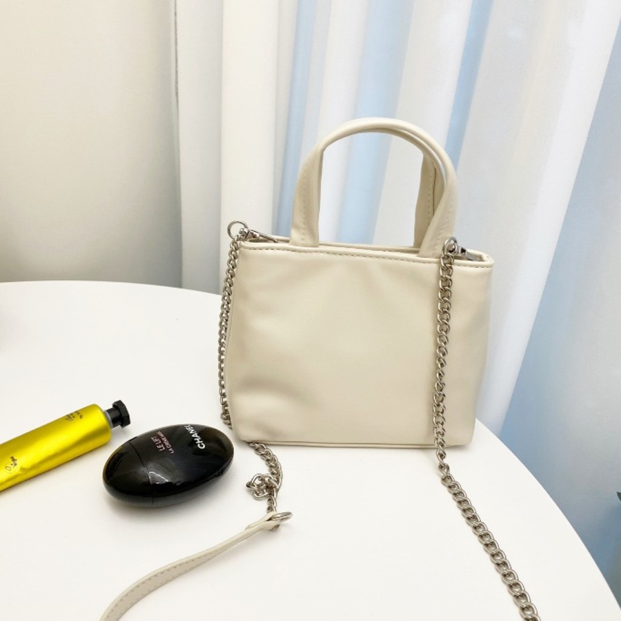 LE Mini Square Chain Bag — универсальный миниатюрный аксессуар для любого случая